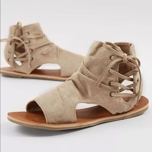!NWT¡ Fancy & simple, grey suede sandals. Never worn. Lace and zipper. Open toe